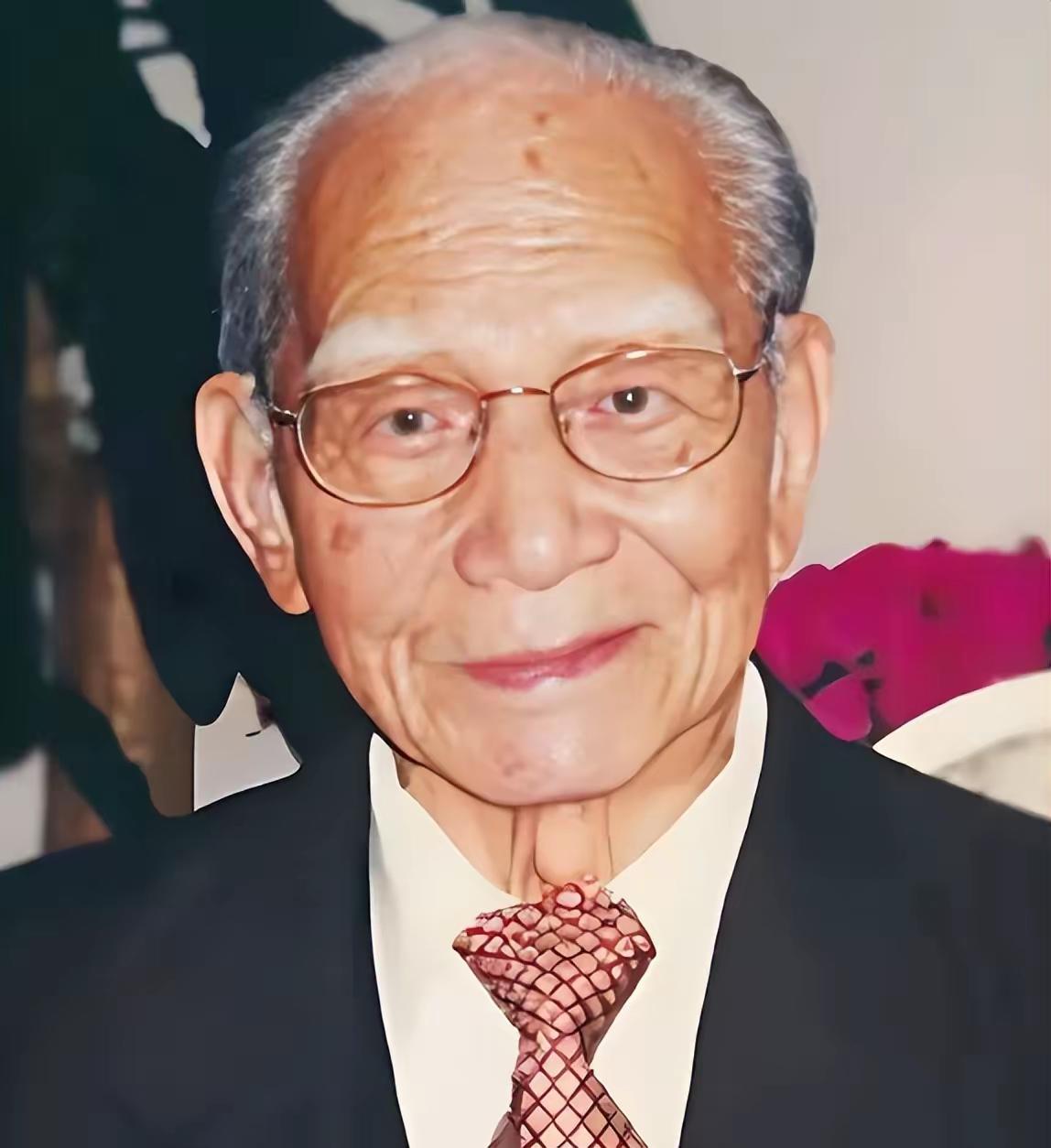 1949年4月，安徽宁芜公路上，一名被俘的国民党副师长被押解着往前走。周围的俘虏