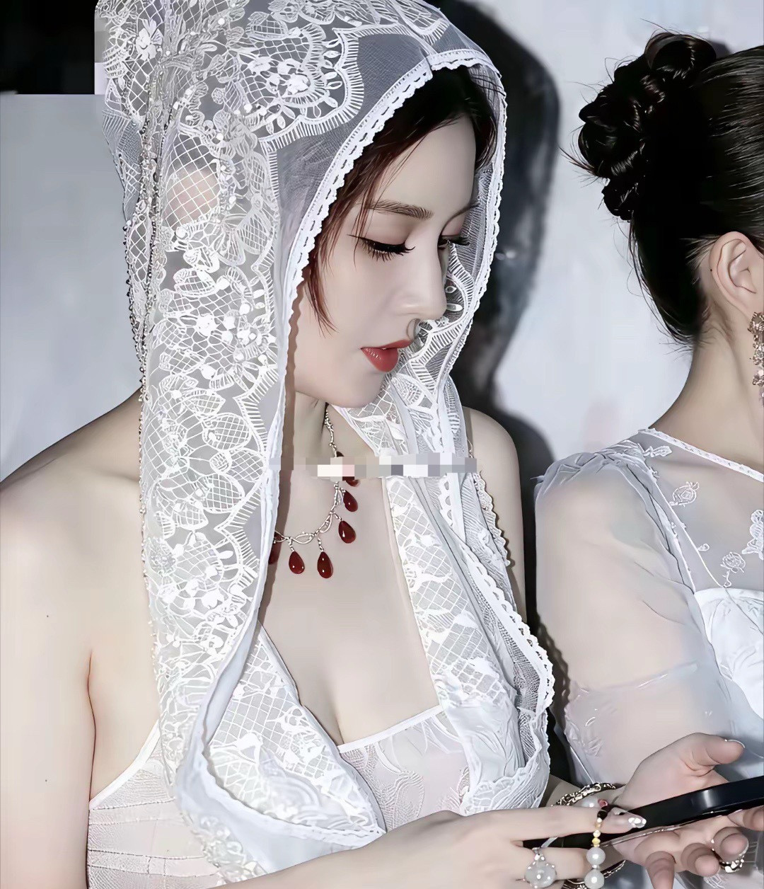 这才是真正肤白貌美的大美女一个，颜值比张柏芝和王楚然漂亮