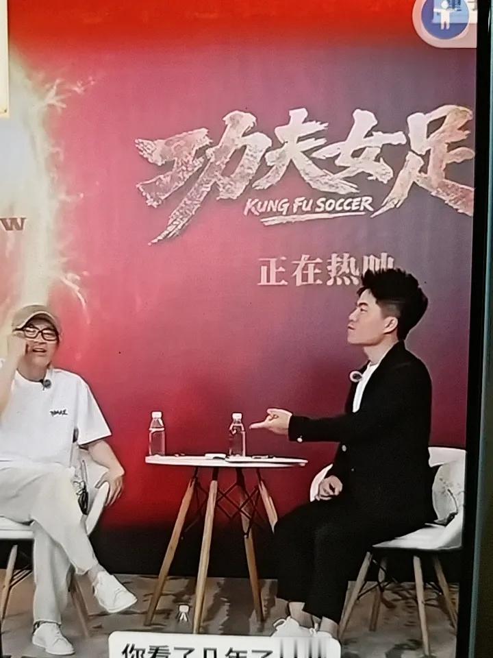 董宇辉采访周星,说:您的大话西游我真的看了可能都不止500遍了。周星驰说:你