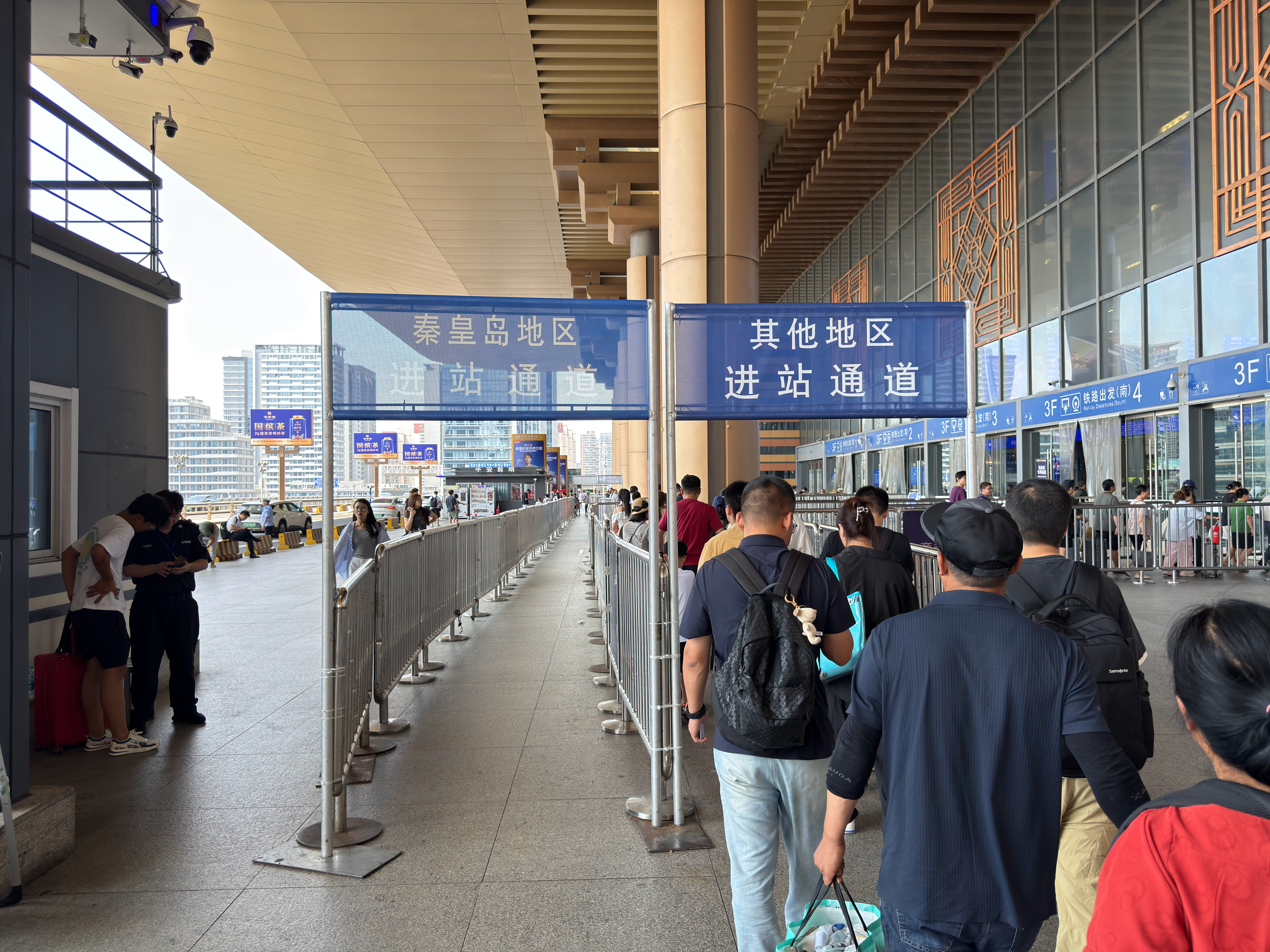 还是我们秦皇岛有排面。火车站都不用排队安检，直接就是VIP[doge]​​​