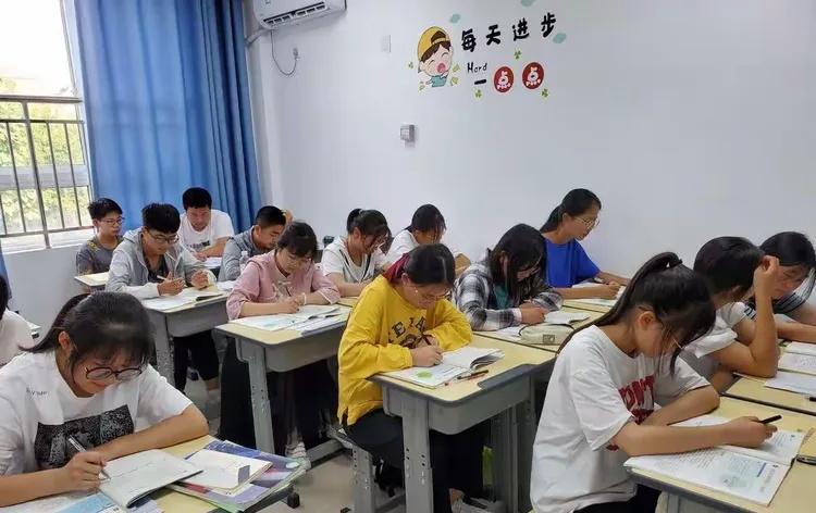 到了高中，你会发现：1、有些人考上重高后就废了，不是不想学，而是学不动。在初