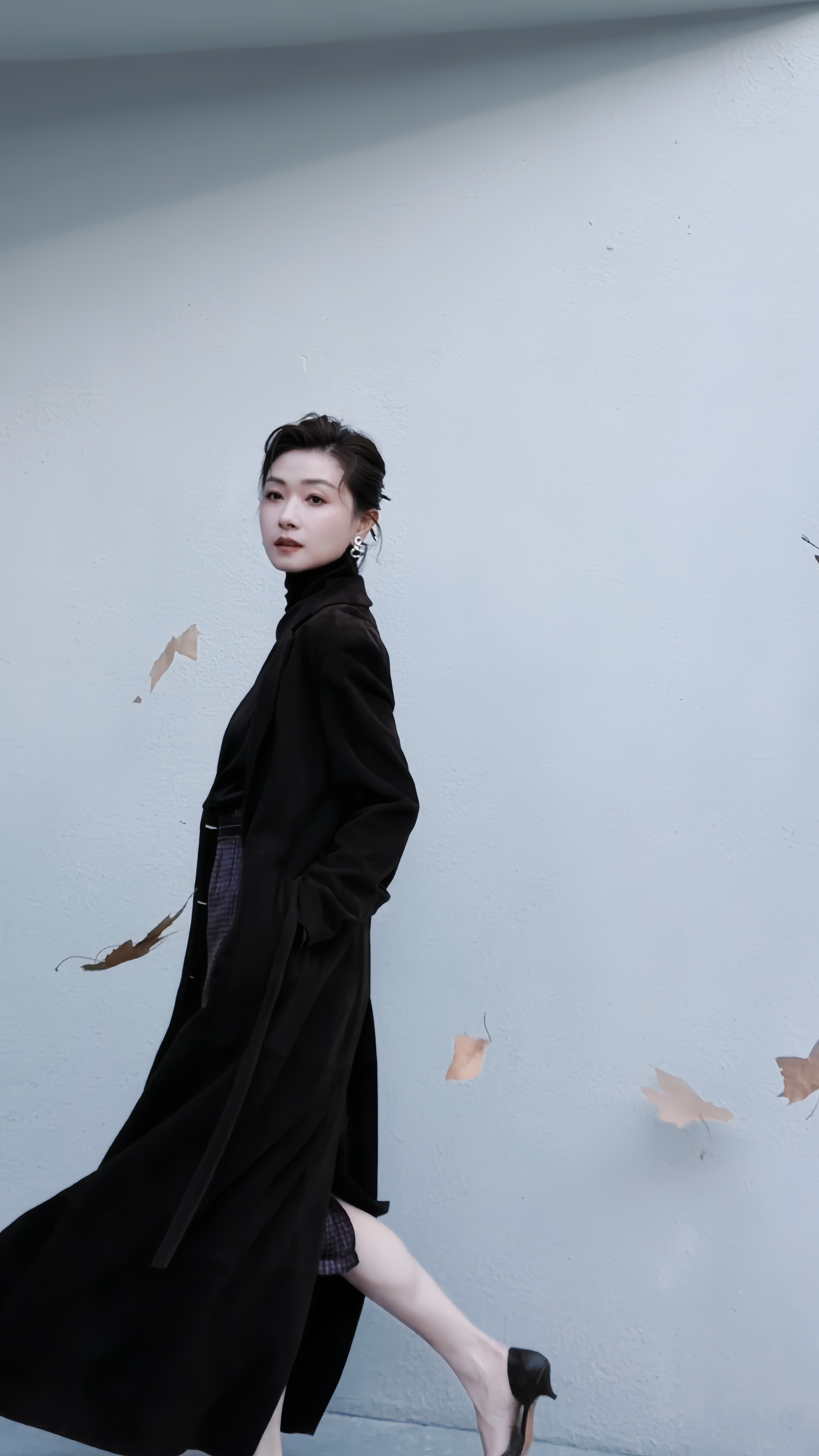 万茜｜万茜冬城猎凶于纷飞落叶之间，邂逅独属于秋日的浪漫🍂