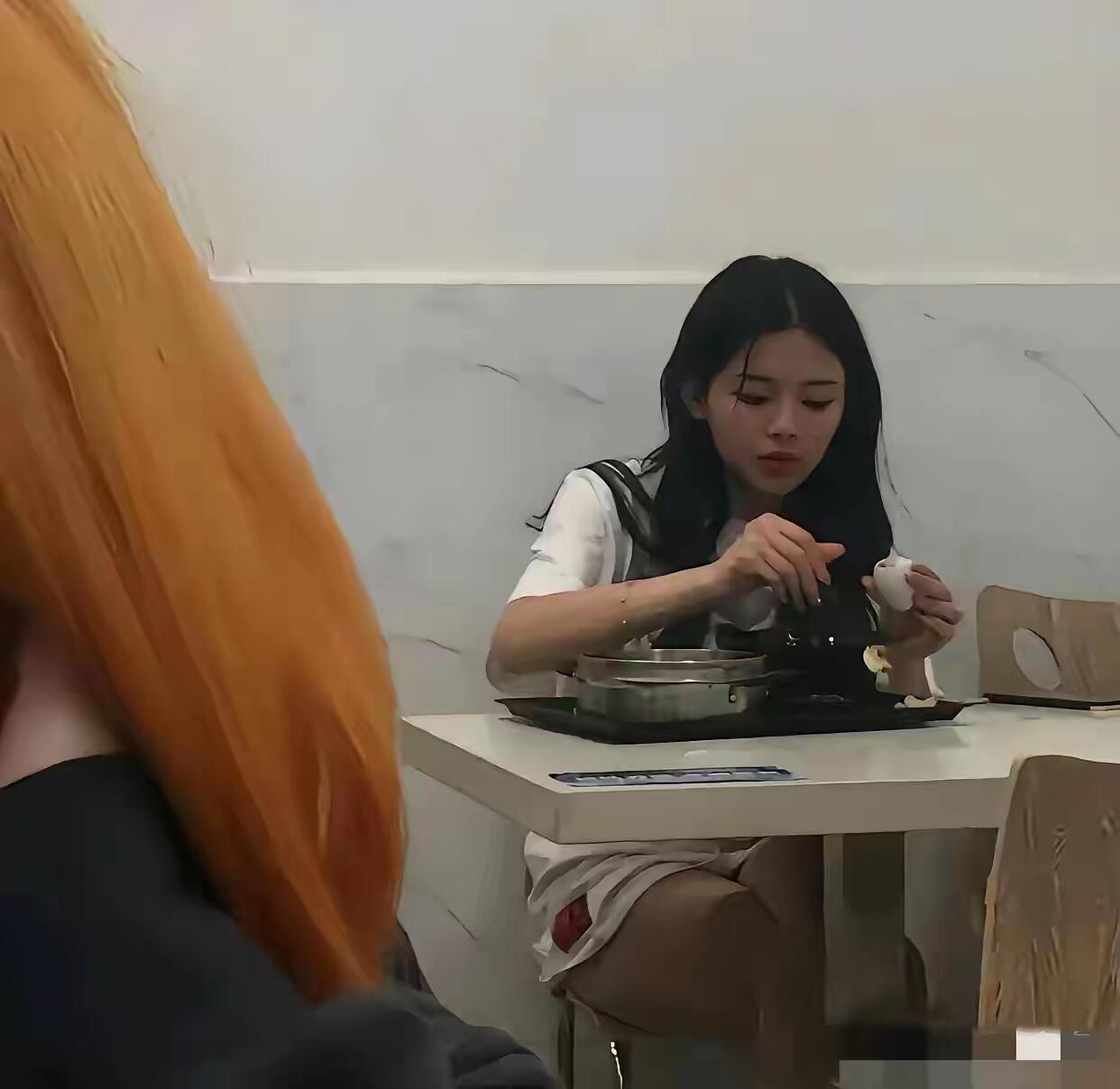 杨超越在工厂打工时候的照片，看来当时也是妥妥的厂花啊。