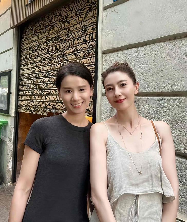 6月22日晚，有位在西班牙巴塞开饭馆的网友，晒出高圆圆和美女合影的画面。高圆圆
