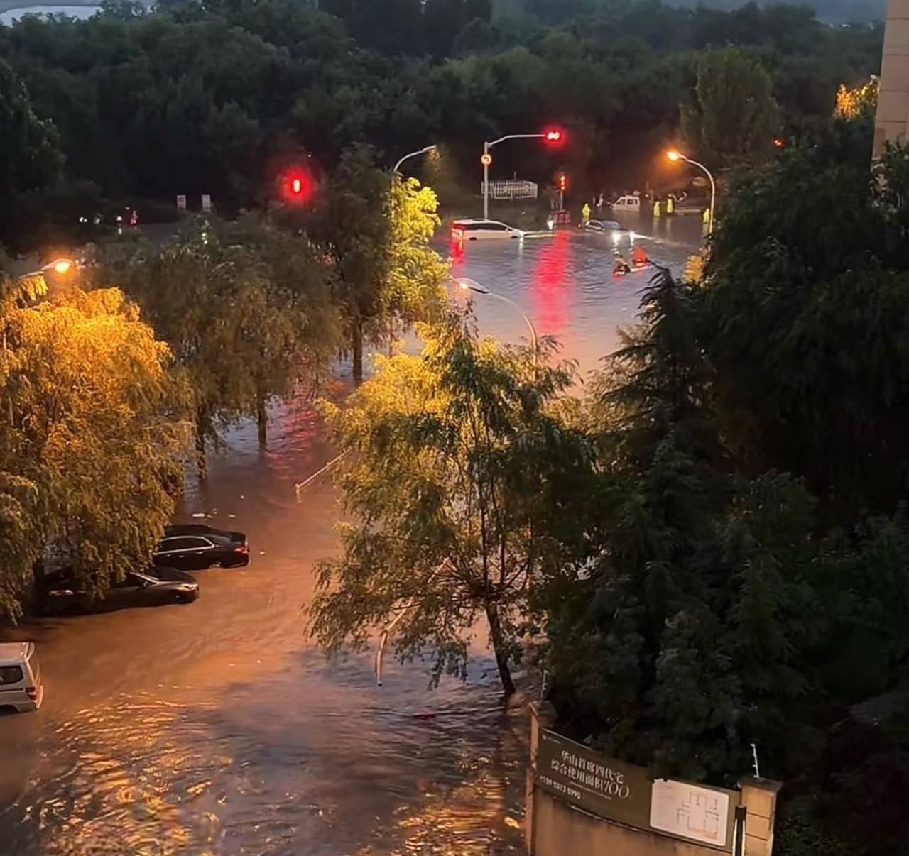 6.30济南特大暴雨积水1米多！6点半黑云压天，从小雨到高密度大暴雨不到一分