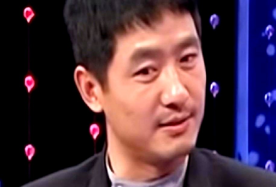 郭晓东原名叫郭广习，他哥叫郭广学。当年俩人在老家晒着地瓜干，嫌这名字土，把老爷子定的“广”字辈扔了，