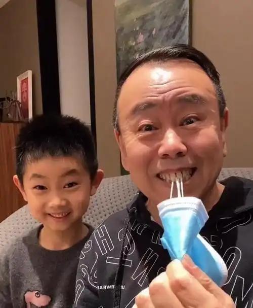 外孙的身高成了潘长江的心事！潘长江身高1米58，为了不让外孙吃身高的亏，当年女儿