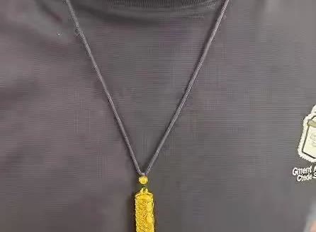 大连，一男子和朋友在洗浴中心放松，脱衣服时，将随身佩戴时金挂坠和金手串放入更衣柜