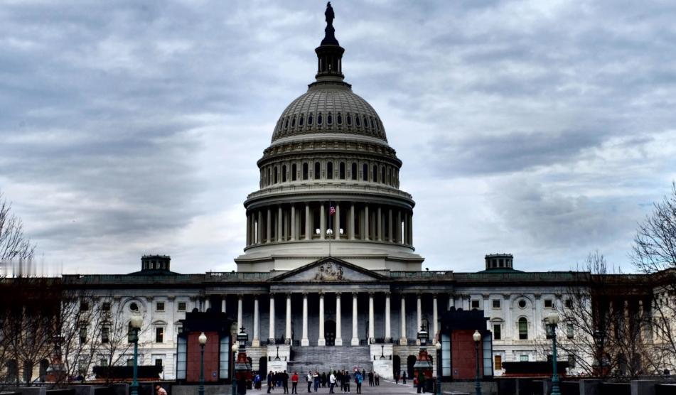美国众议院突然炸了锅!10月30号那天,不少工作人员突然收到通知,原定于