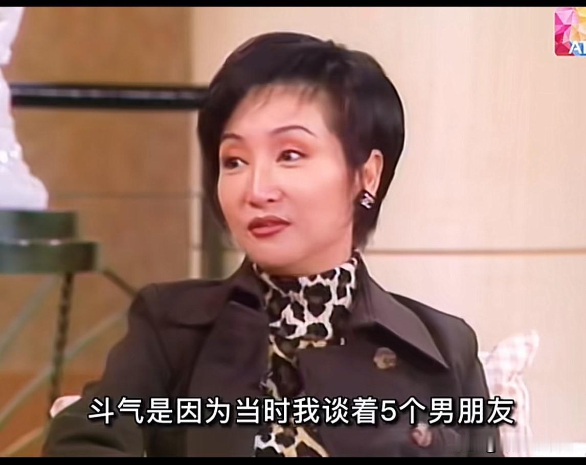 狄波拉说：“我跟谢贤结婚，纯粹是为了斗气，那会儿我有五个男朋友。”狄波拉在19