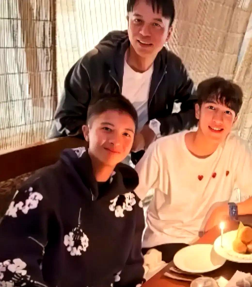 中环街头，李克勤一家四口吃饭，镜头一怼，全曝光。大儿子卷毛像混血，小儿子脸