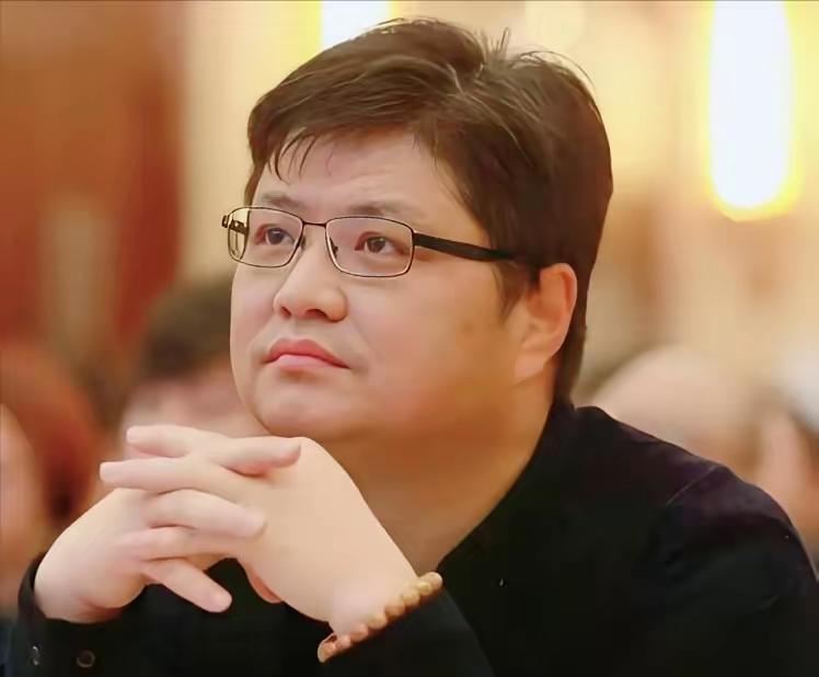 52岁，把自己一手创办的公司卖了21个亿，然后卸任CEO，转身走了。说真的我