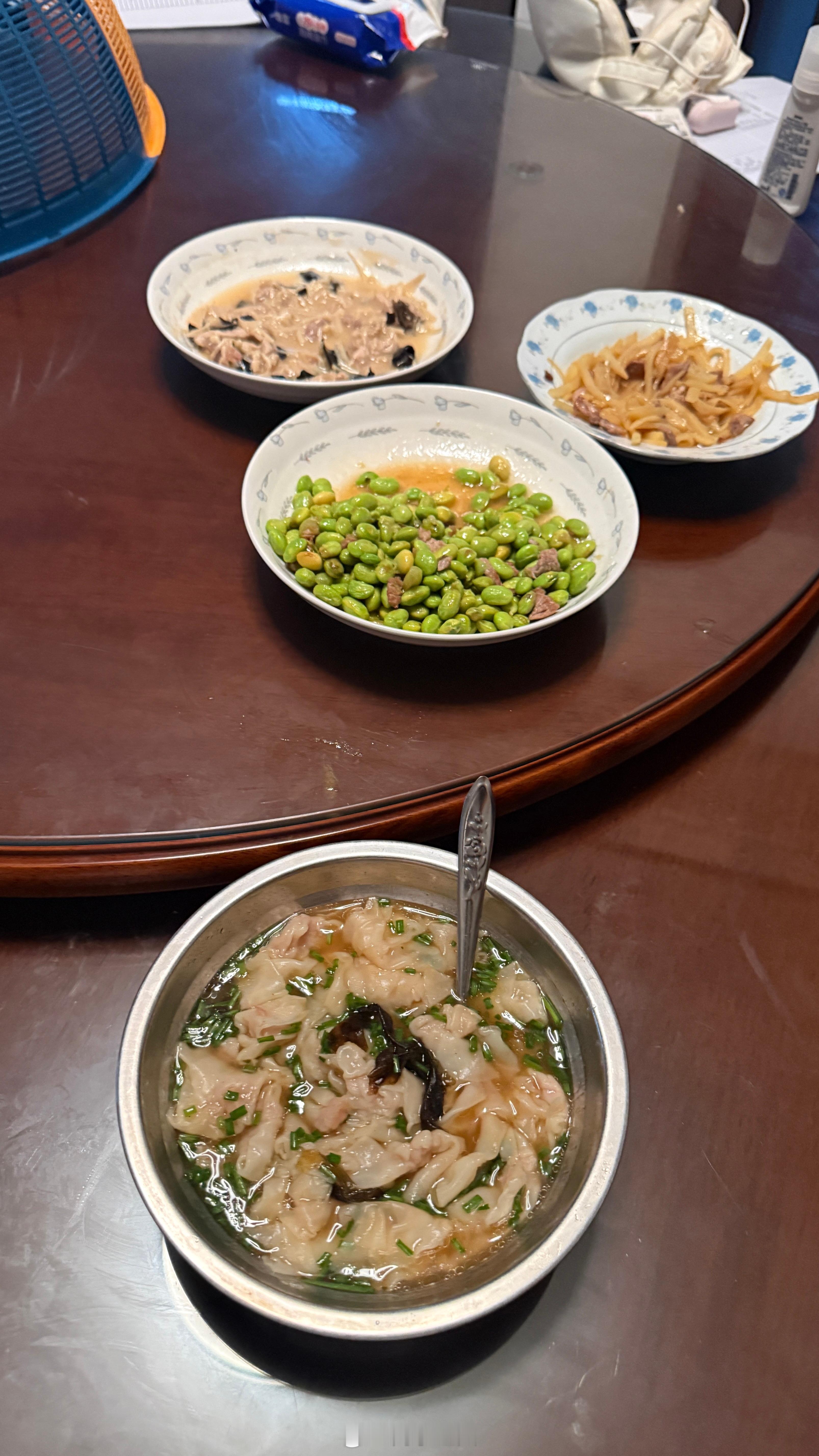 滚，一碗馄饨还有一碗半米饭，太罪恶了。