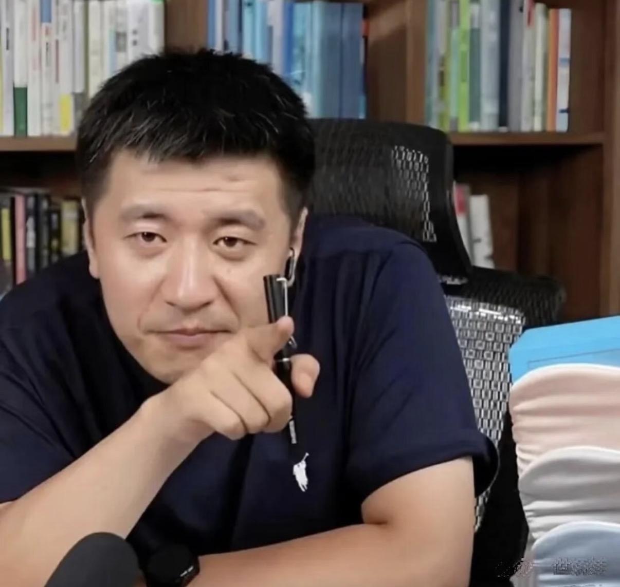 我那个带高中毕业班的闺蜜跟我说，张雪峰去世的新闻一出来，好几个家长群消息都炸