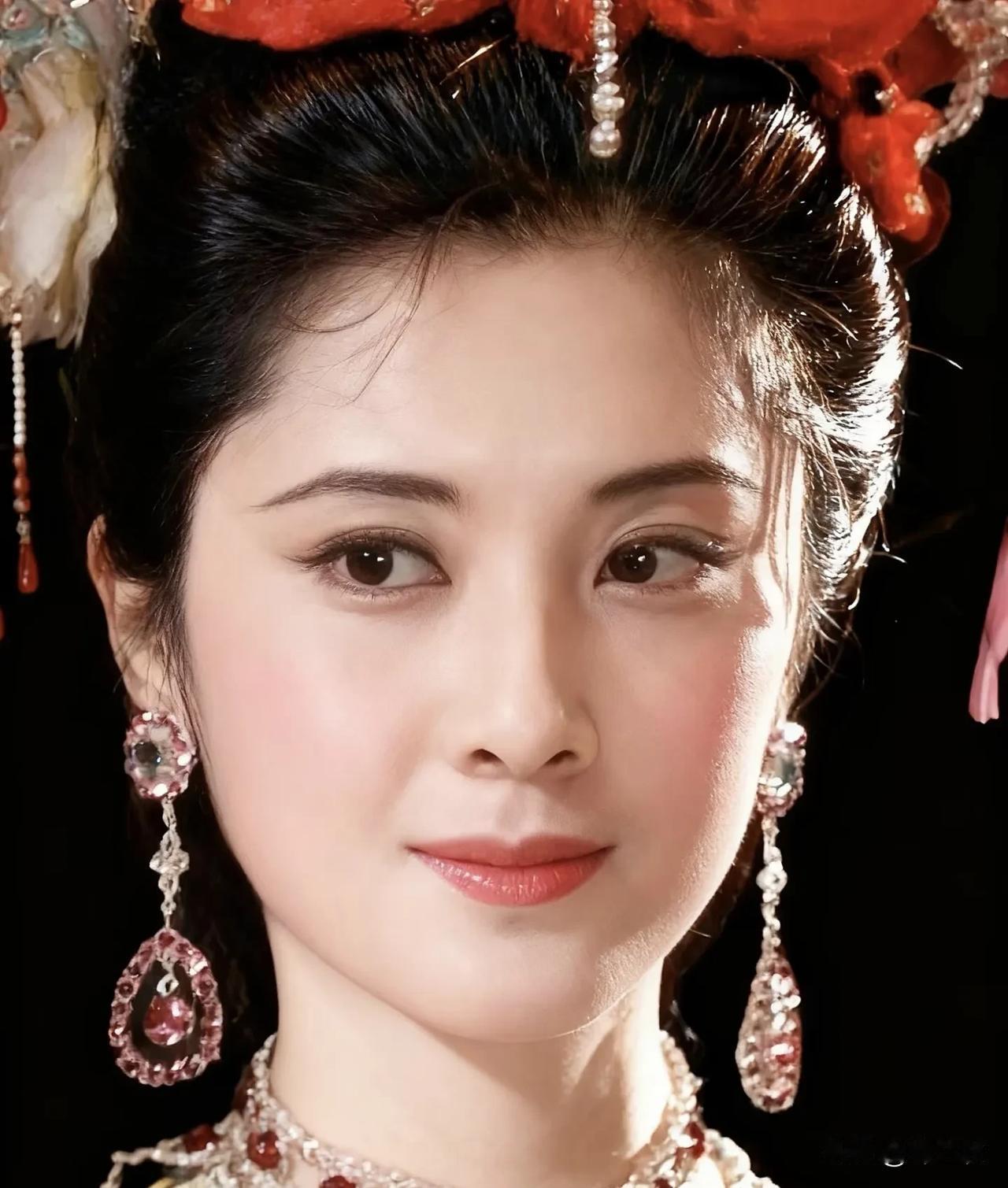 女儿国国王长得确实是国色天香以及雍容华贵，一颦一笑一举一动都是美得不可方物。