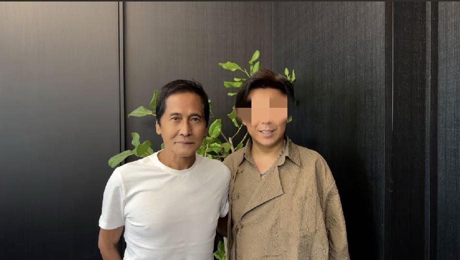 近日，齐秦露面与朋友相聚，真实颜值惨不忍睹，66岁的年纪又黑又老，再也没有年轻时