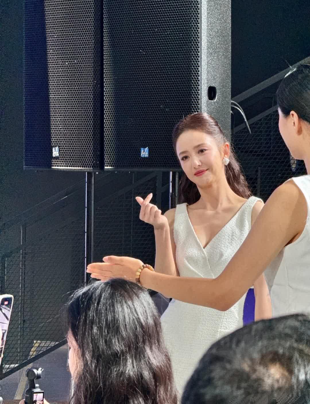 佟丽娅最新活动美拍，优雅迷人