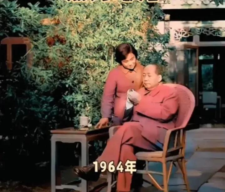 1964年的老照片里，毛主席坐在杭州刘庄的藤椅上，拉着身边工作人员热乎聊着，神情