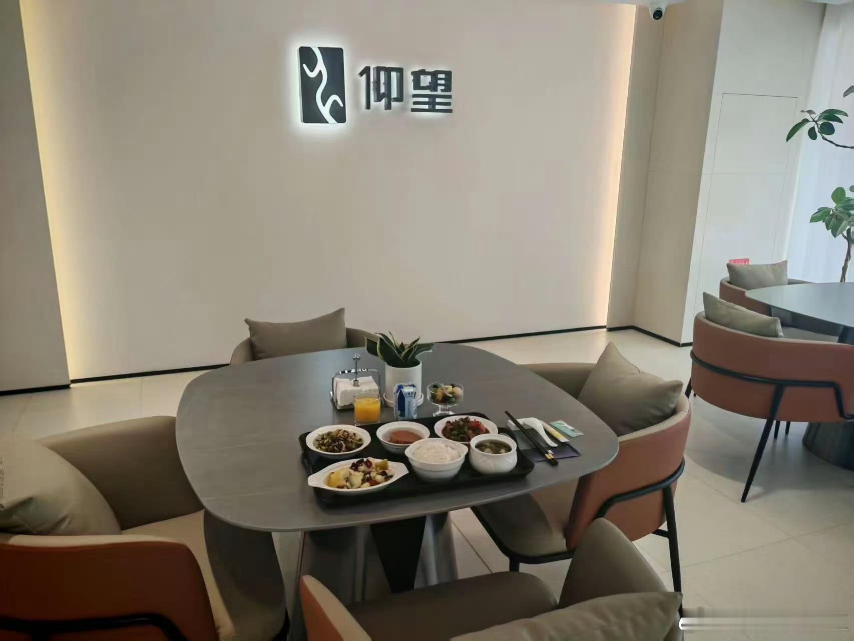 仰望食堂的饭菜“艺术成份”有多高？