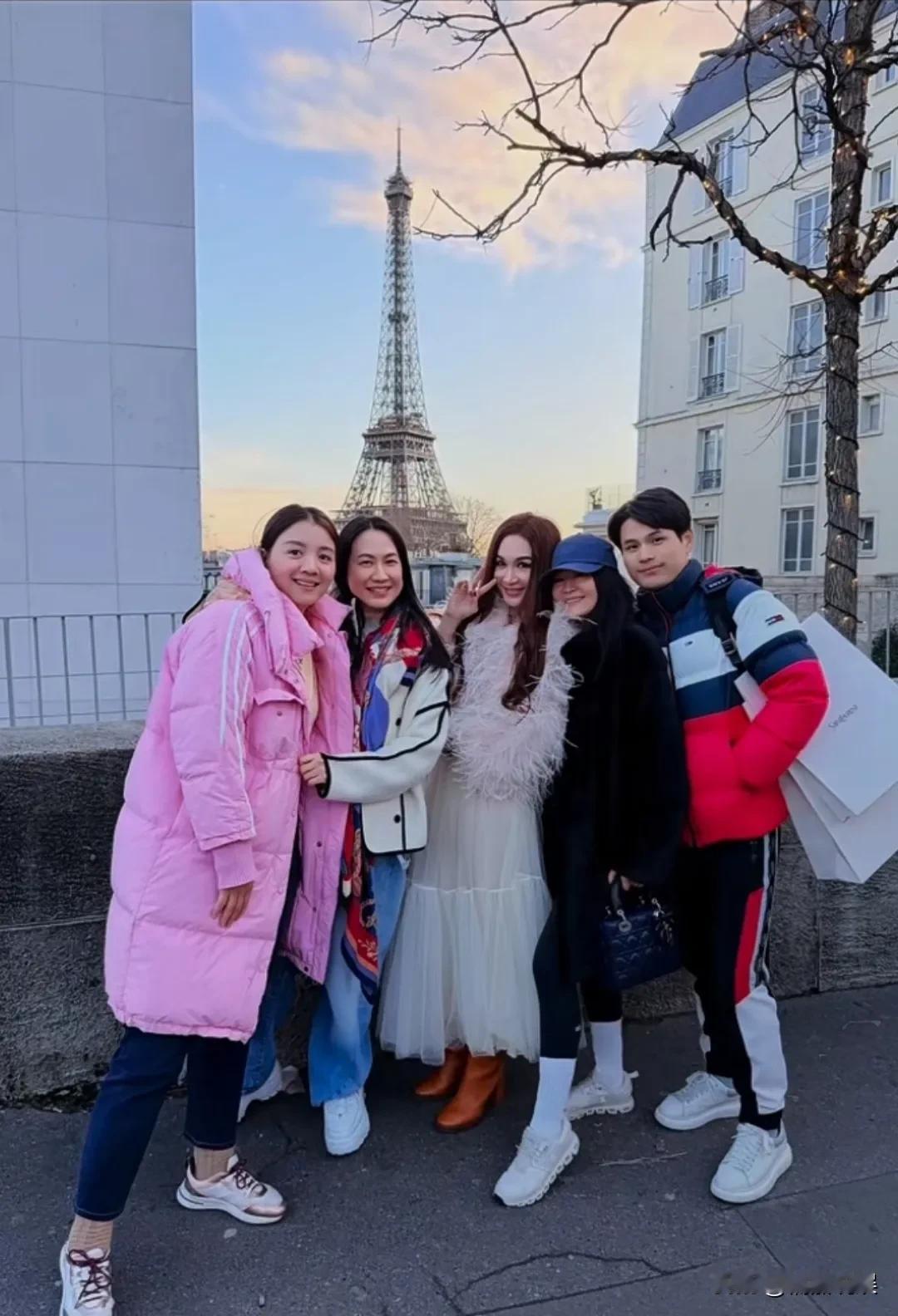 港星温碧霞现身巴黎，长发披肩，肤色好白，穿着一件粉色外套配纱裙，脚踩靴子。看她