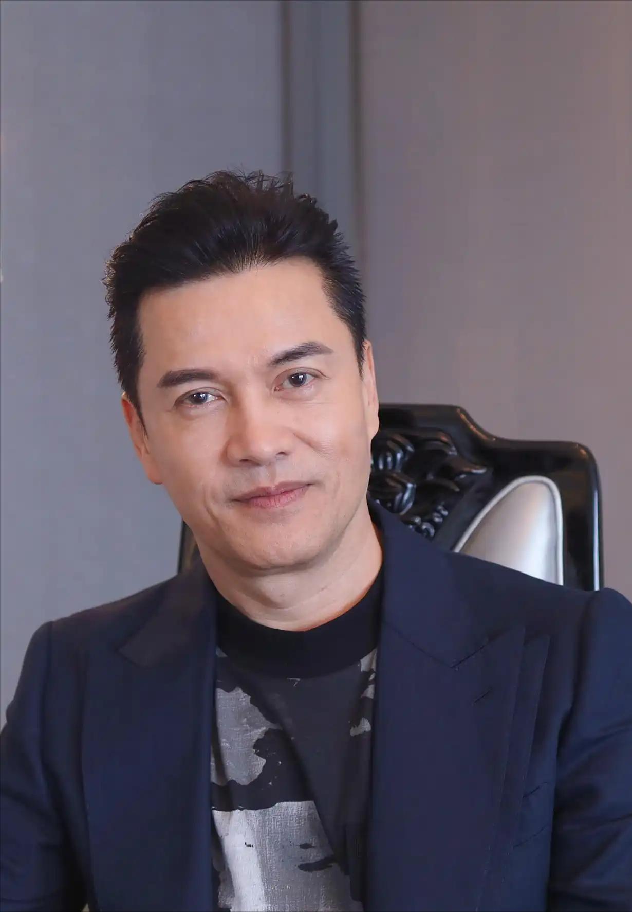 吕良伟分享自己试过8小时进食法，早上九点吃早餐，下午五点后不再进食、不吃晚餐，身