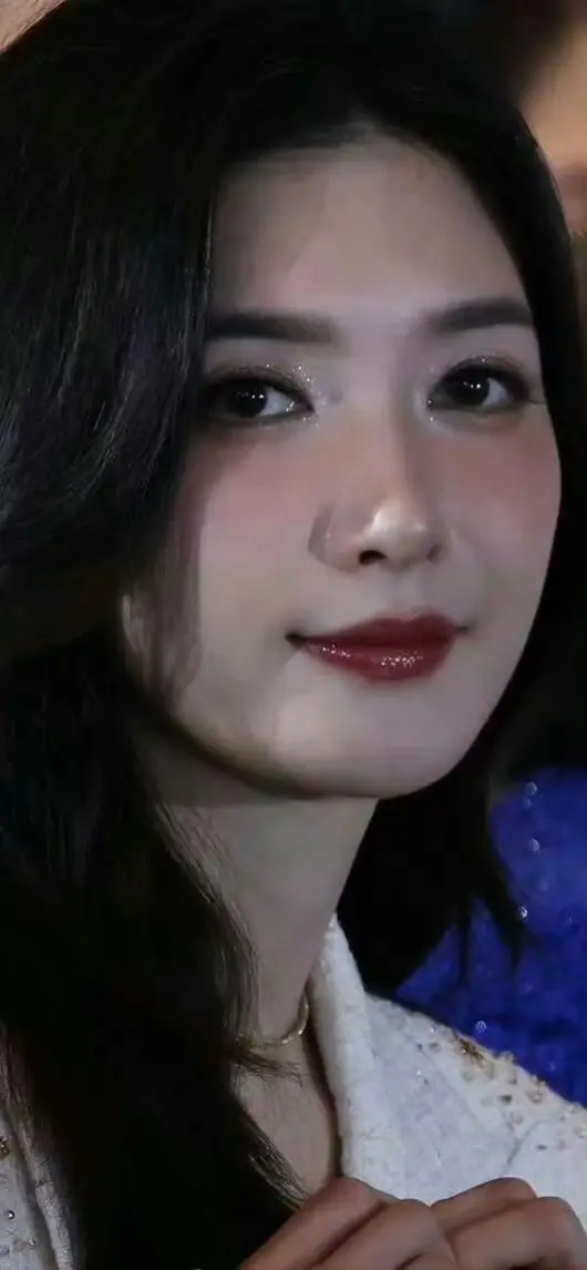 江疏影。    ，魅力翻倍！