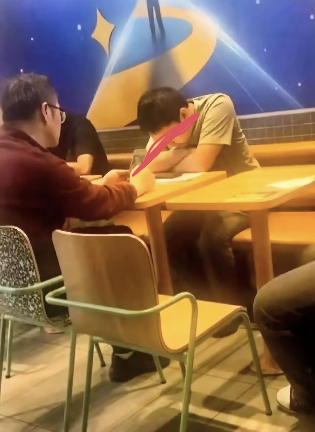 被“沙沙哥”怒吼的老师，不仅主动求和，还请他吃汉堡[赞]。真是以身示范了一次以