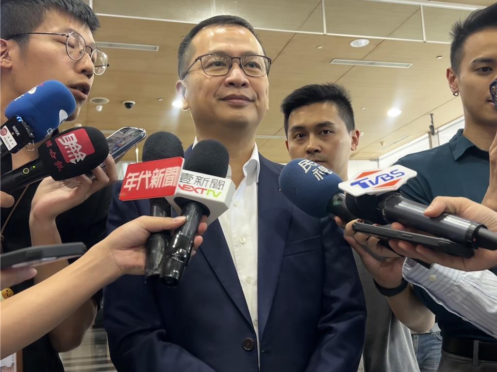 罗智强缺席明天中天辩论会，是真心要到花莲听乡音，还是被张亚中搞怕了？罗智强民调大