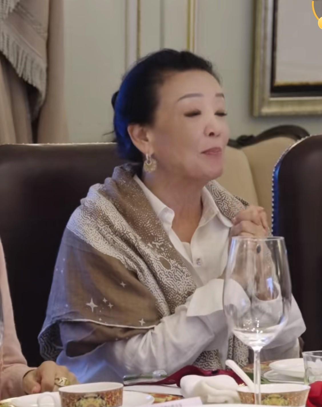笑某人以及寥寥们想投诉也晚了，张兰已经参加完中国十大品牌女性沙发了……张兰刚