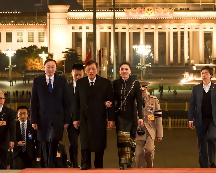 苏提达王后在北京第二天！一天换两套造型，欢迎仪式上穿搭优雅，晚宴打扮贵气！11月