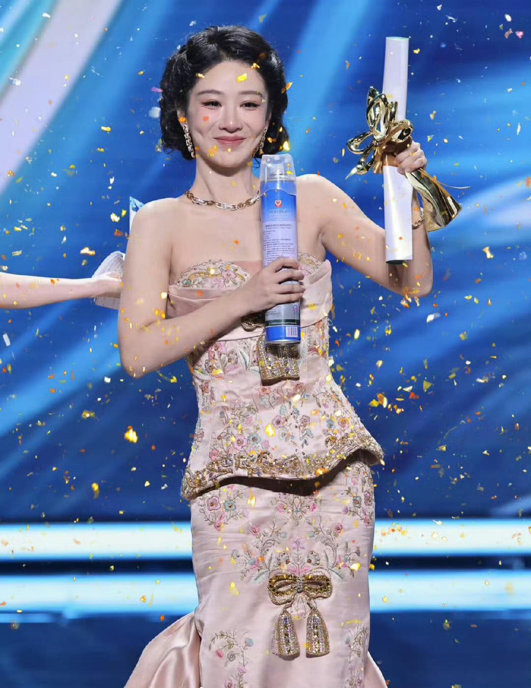 杨紫实至名归！今年白玉兰最让人意外和欣慰的是杨紫拿下最佳女主角，成为90后第二