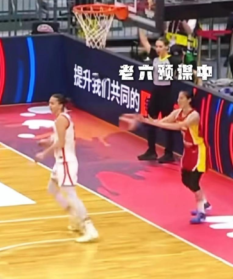 王思雨发球砸背，裁判没响哨，对手懵了，这真是瞎蒙的？。那天是2026年3月对