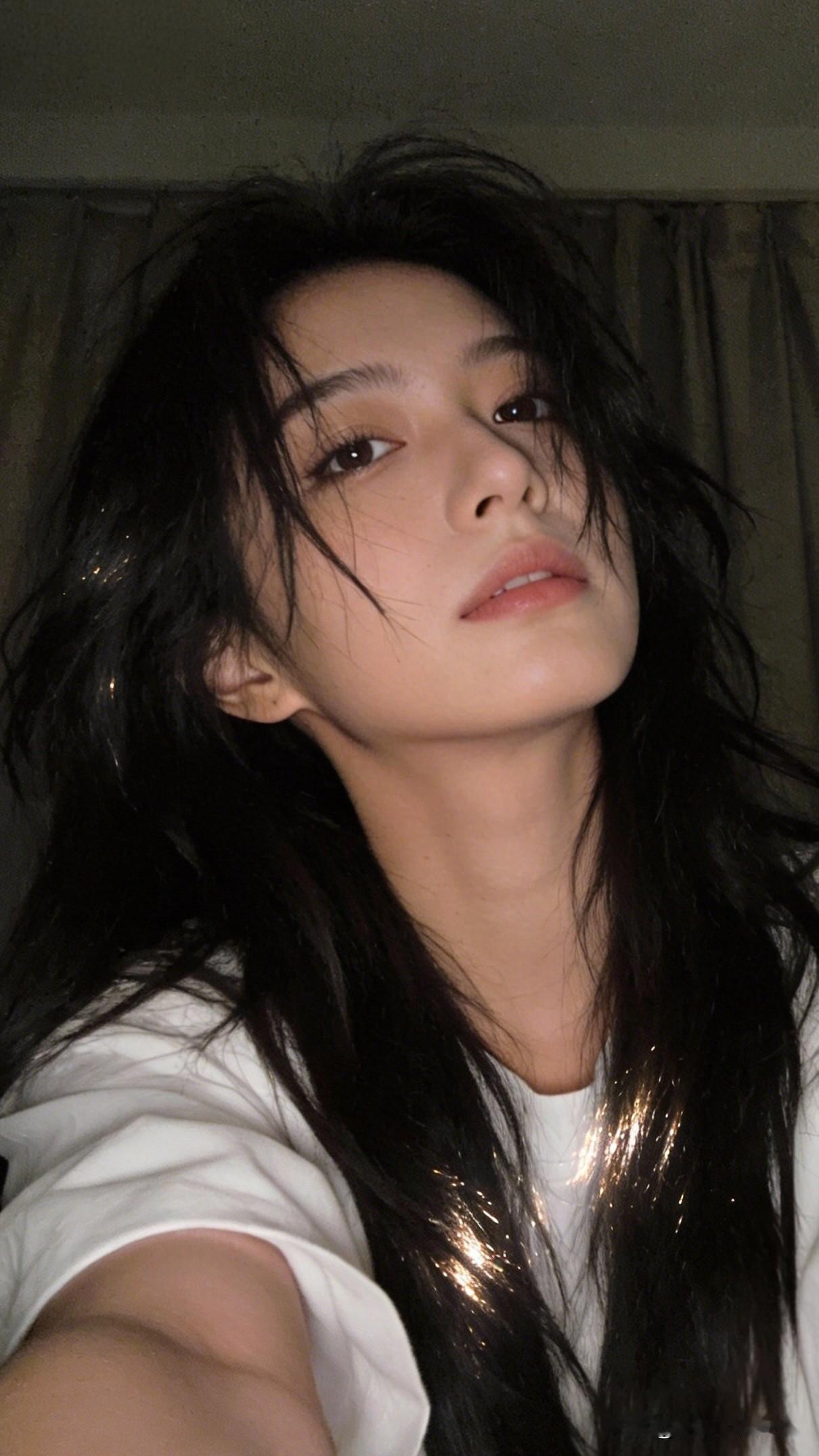 自然美肌凌乱发丝下的温柔眼神，简约白T恤，自然妆容，轻松自在。