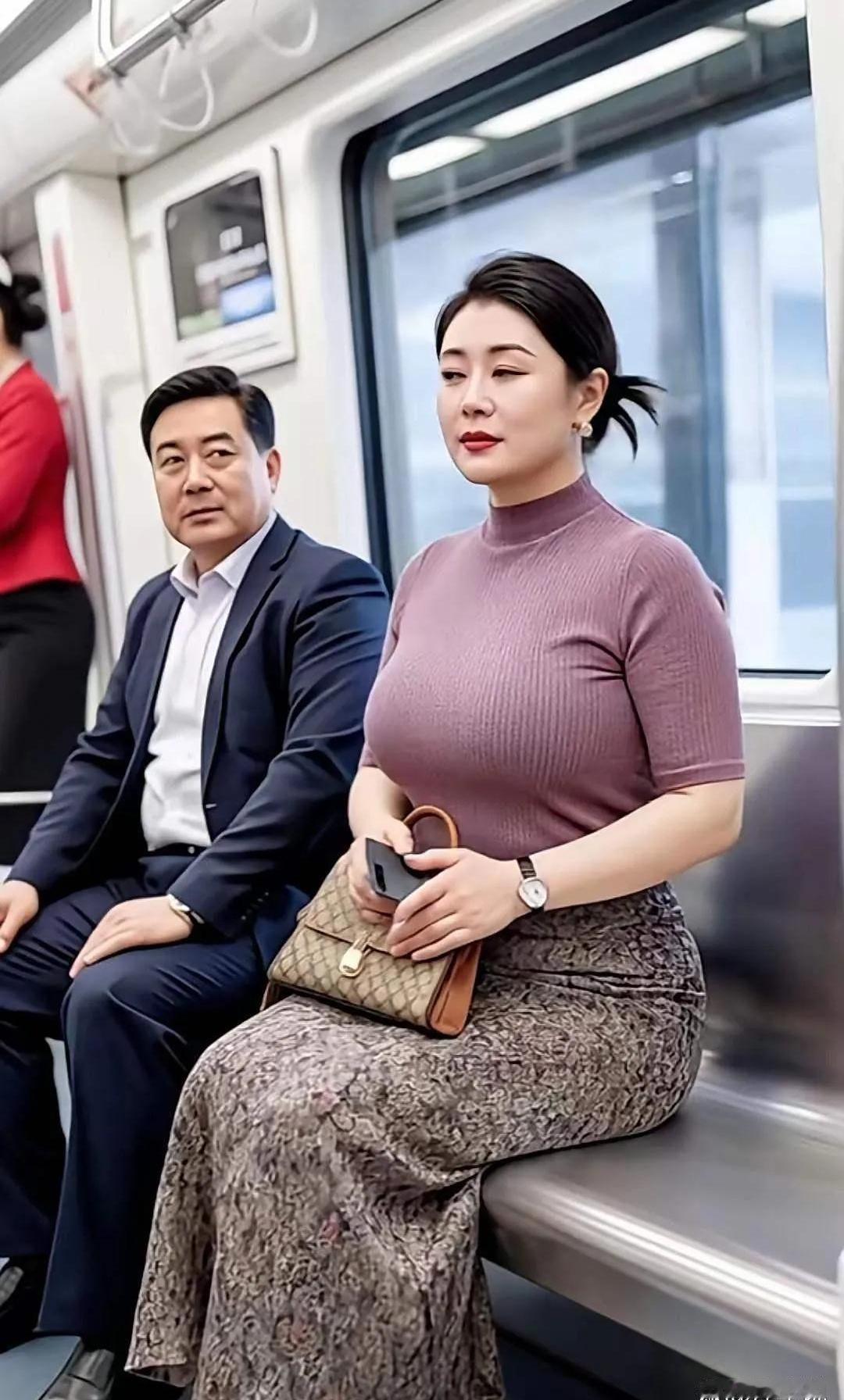 地铁上，一位大爷盯着对面的大姨看了几眼。这一幕被人拍下发到网上。配的文字是：