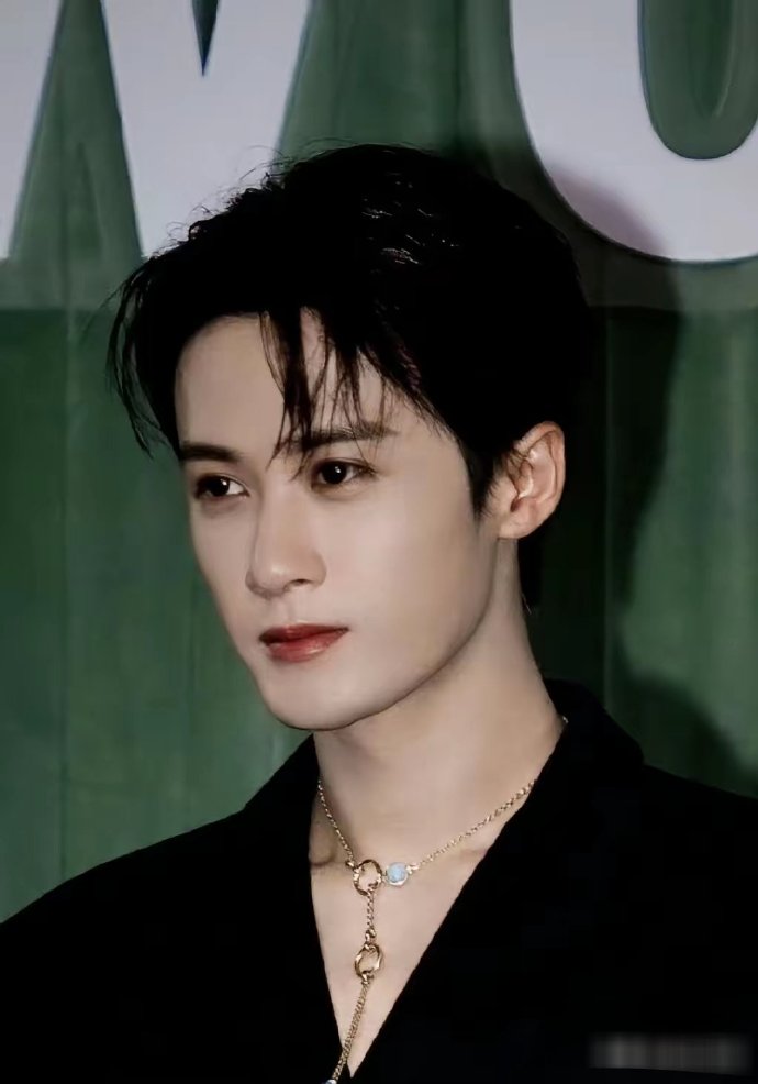 刘大锤曝檀健次这件事只是一个前菜狗仔刘大锤直播时说，檀健次最近的负面舆论是有人