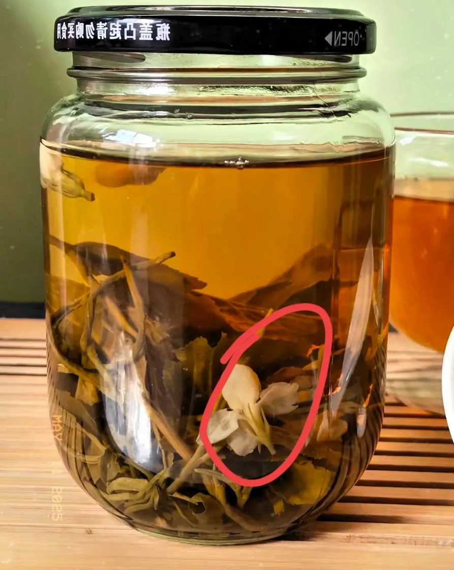 公司有个男同事平时用罐头瓶泡茶，私下里遭到议论，说他买不起茶杯。​谁知道这男同