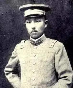 1923年成都的冬夜，军靴踩碎青石板的声响混着酒气飘进后院。杨森推开那扇雕花