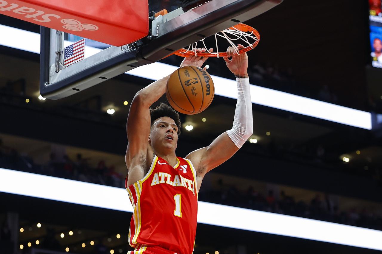 号称上詹下卡的阿门汤普森，这个赛季的表现已经比不上杰伦约翰逊了。杰伦约翰逊在老