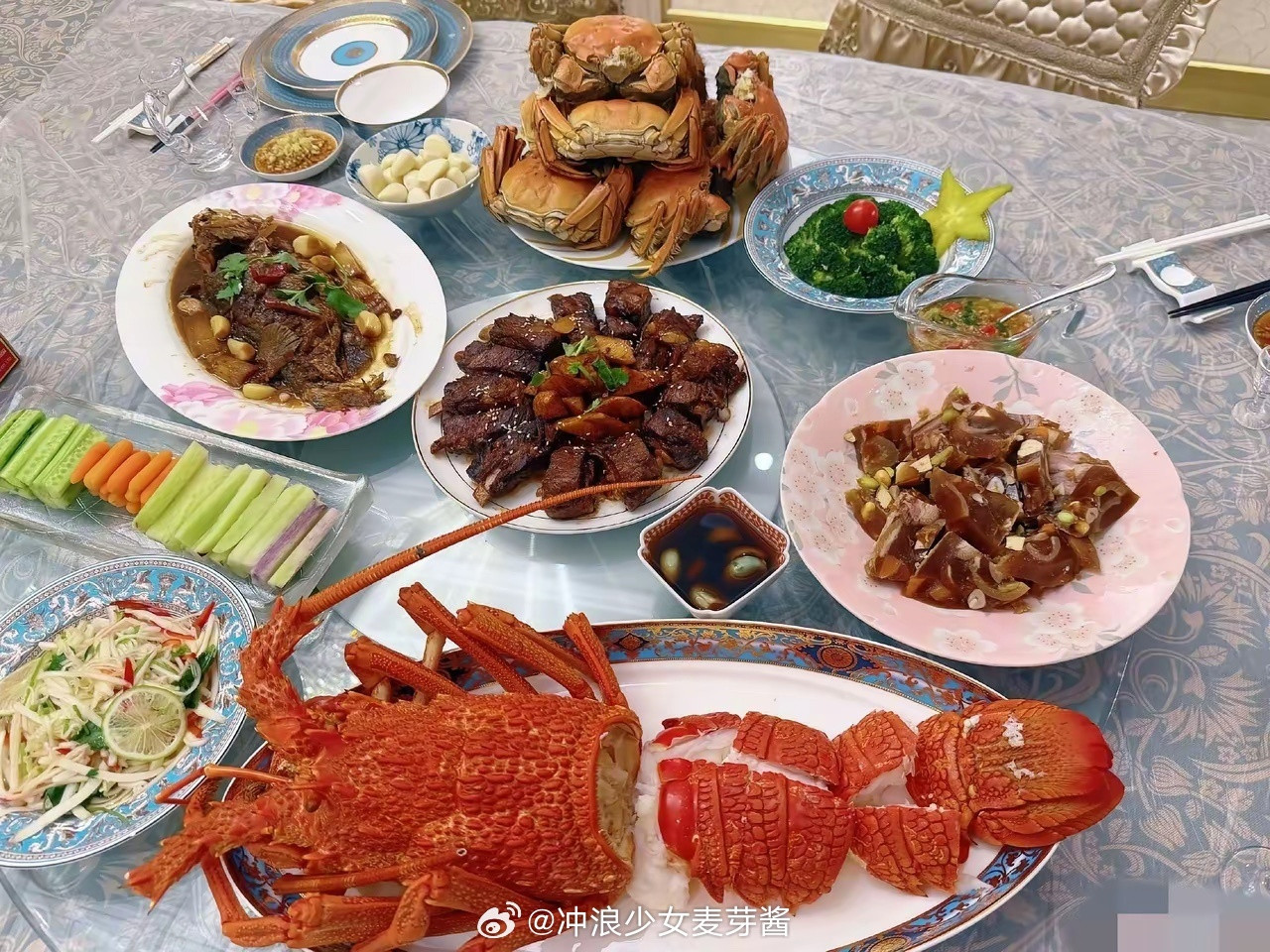 看到关晓彤晒出的年夜饭，感觉明星跟过年跟普通人也差不多