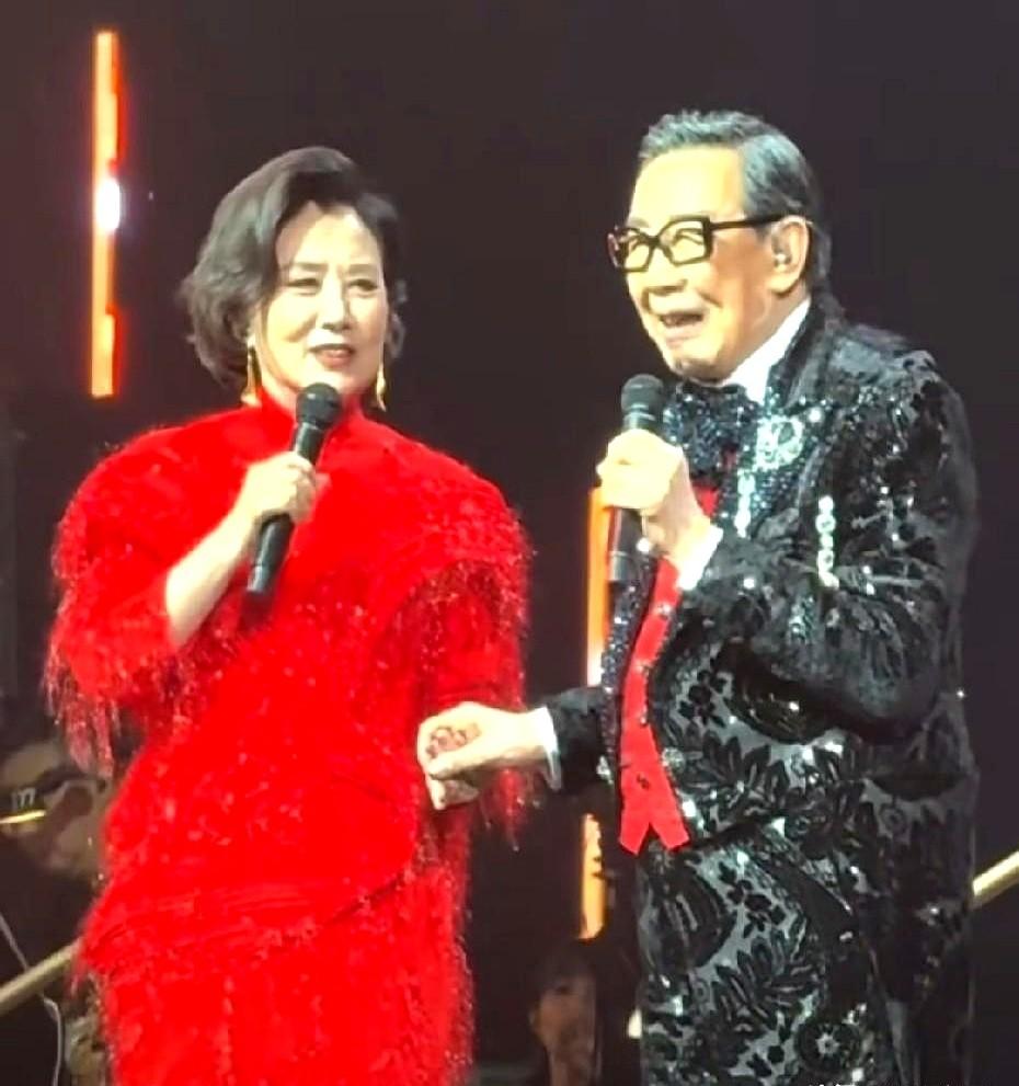 我总算是长见识了，香港明星不管男人女人都扛老。94岁的胡枫还在开演唱会，78岁