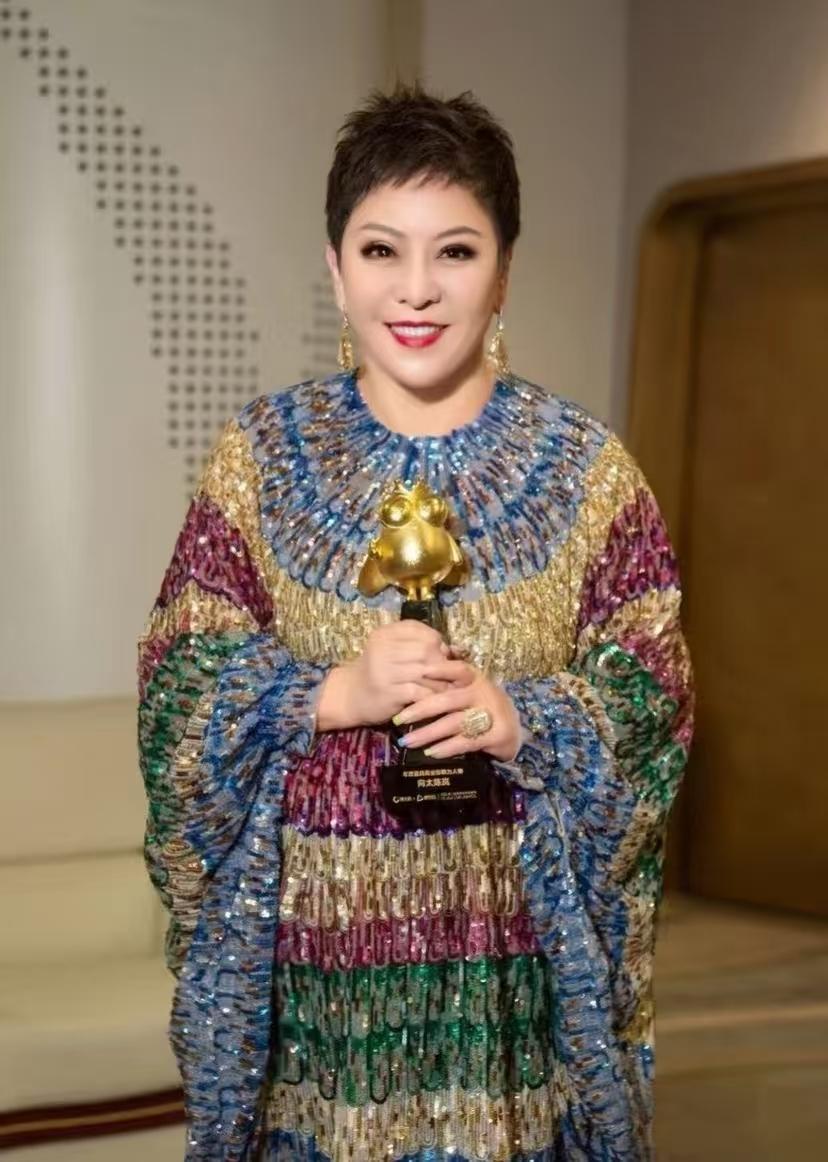 我朋友亲眼见过向太，她说了个大实话。向太根本不是电视上看着那样！朋友