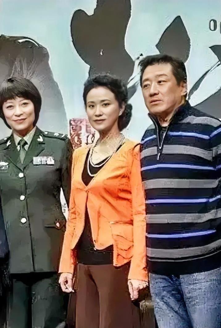 如果能把这三个全认出来，至少也得60岁以上的老影迷了。左边的是岳红，一身军装英