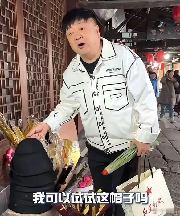 演员洪剑涛景区试戴帽子被要价5元据了解，洪剑涛此次前往安昌古镇，是受邀参与当地文