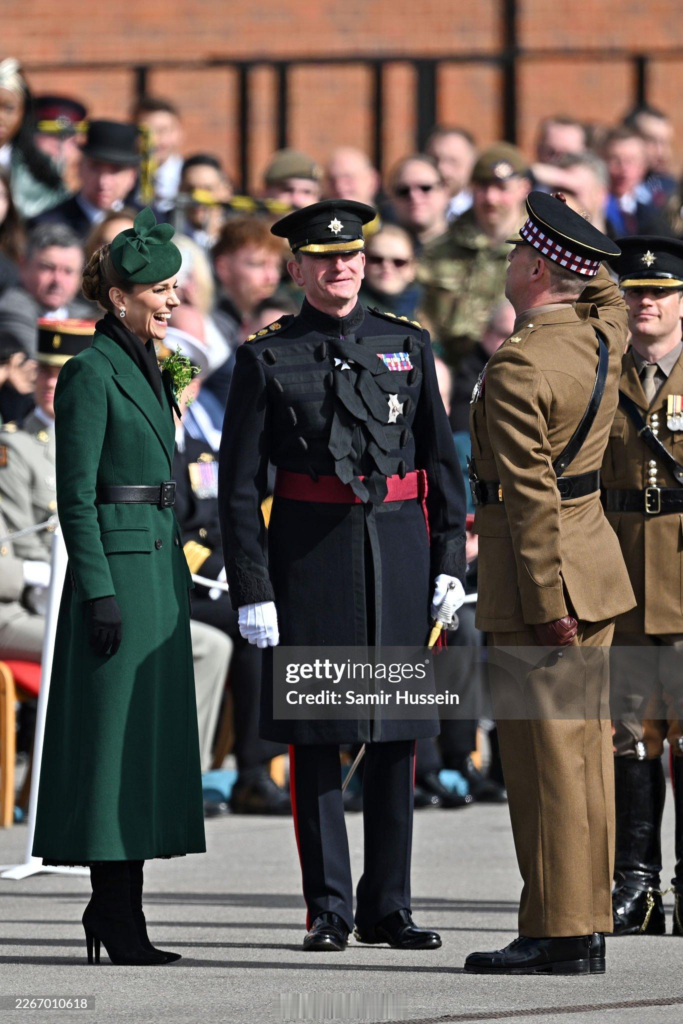 凯特王妃正值爱尔兰守护神节日圣帕特里克节，今天凯瑟琳王储妃在奥尔德肖特蒙斯兵