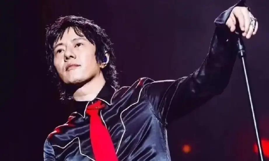 刘芸直播刚开两分钟，弹幕全在刷她儿子Jagger脖子前倾像没睡醒。我盯着画面