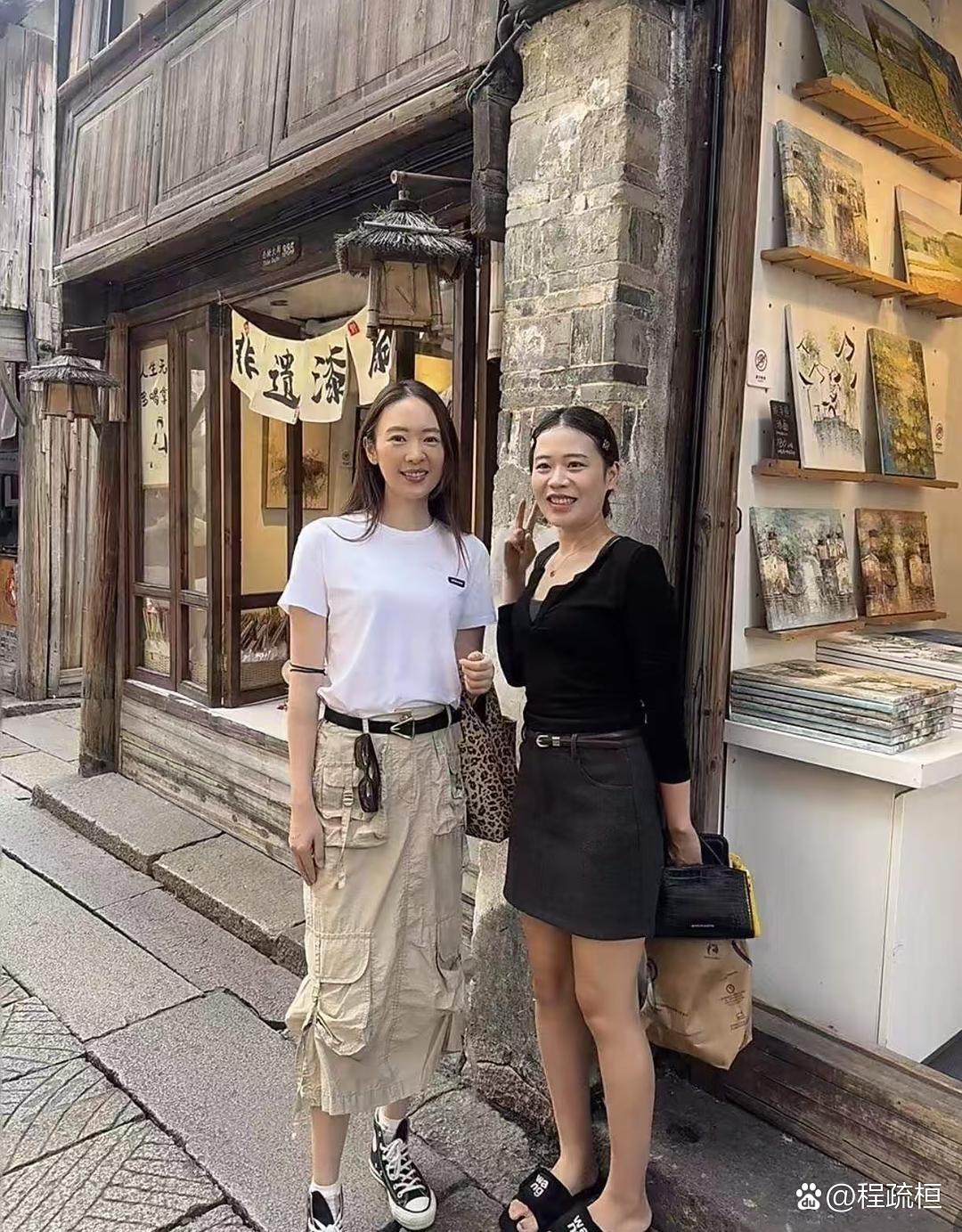 有个网友在乌镇碰到了童⁠瑶，﻿看⁠​‍她这⁠‍﻿模样​⁠‏，​挺像素颜出⁠‏门的