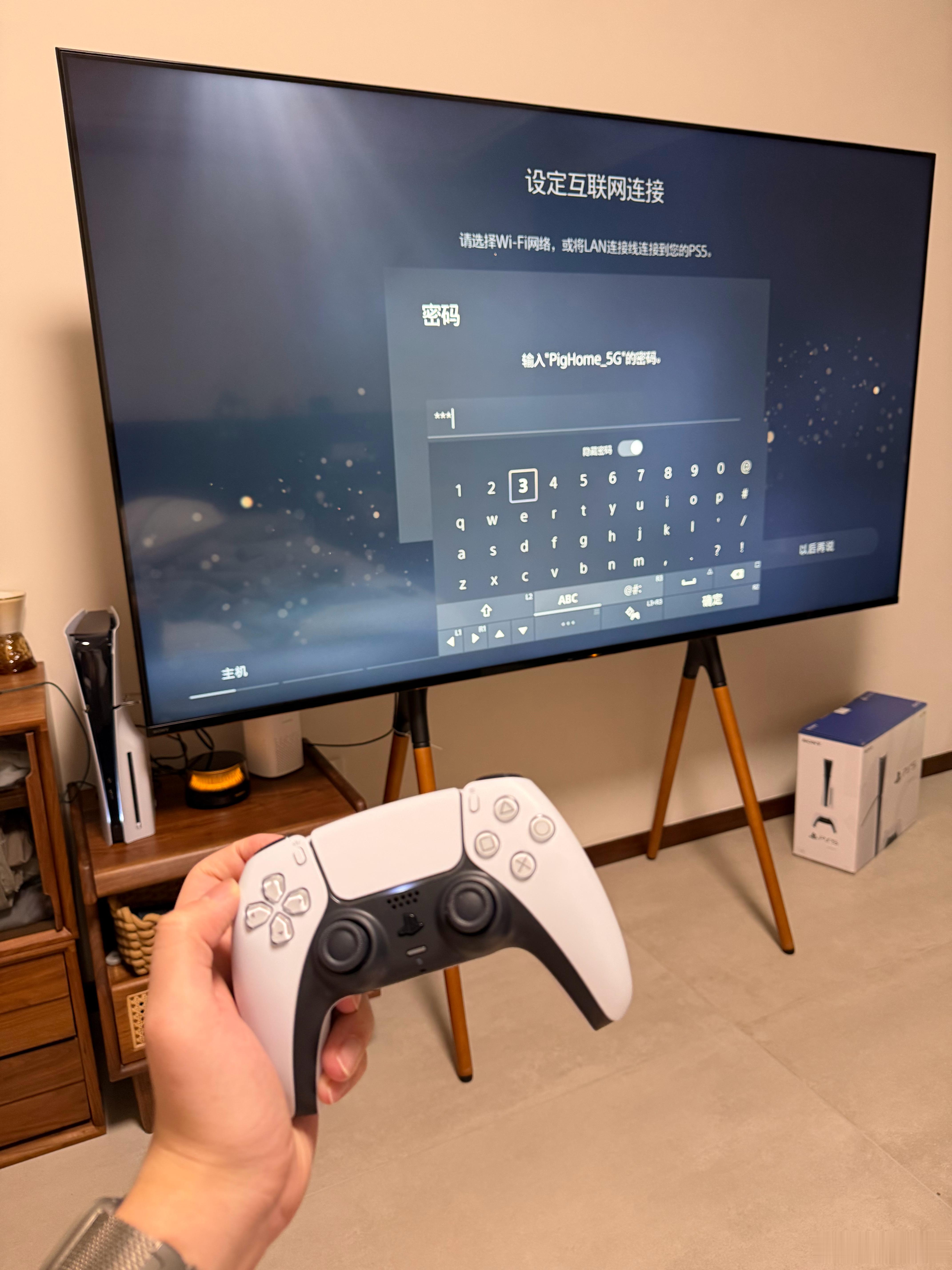 索尼PS5到了，不怕你们笑，上次连电视玩游戏机还是我小学那会