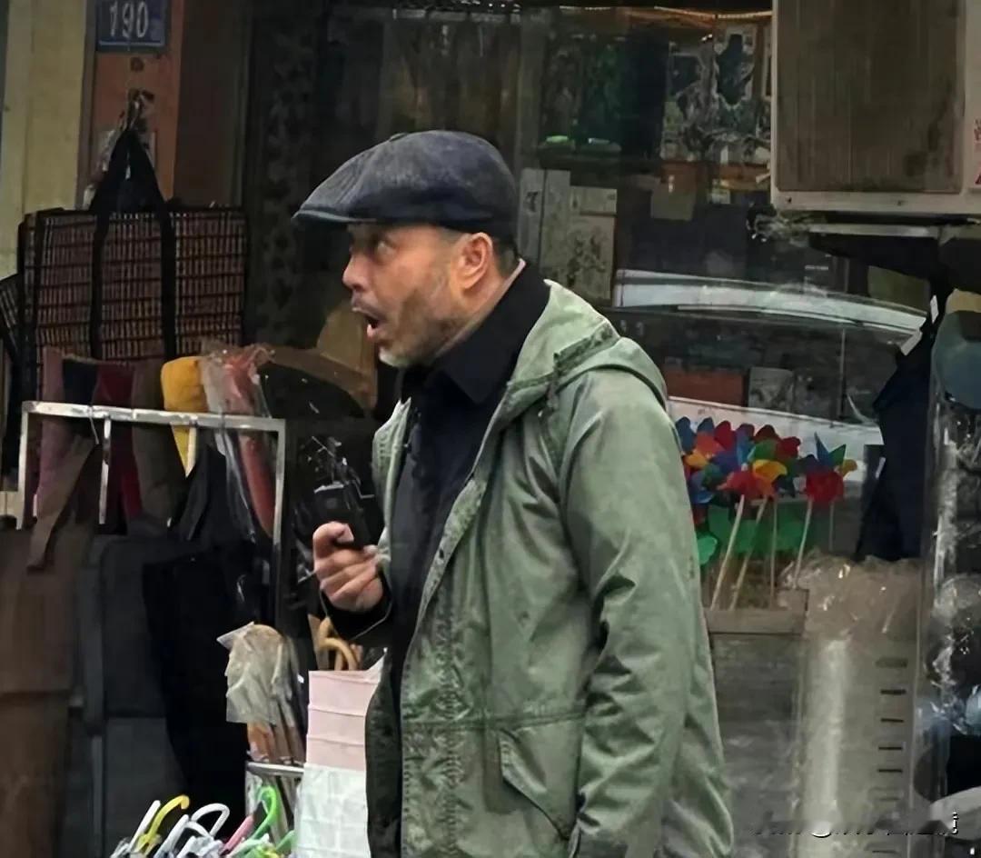 大家还认得照片上这个男人吗，没想到才50岁出头的他竟然老成了这个样子，实在令人吃