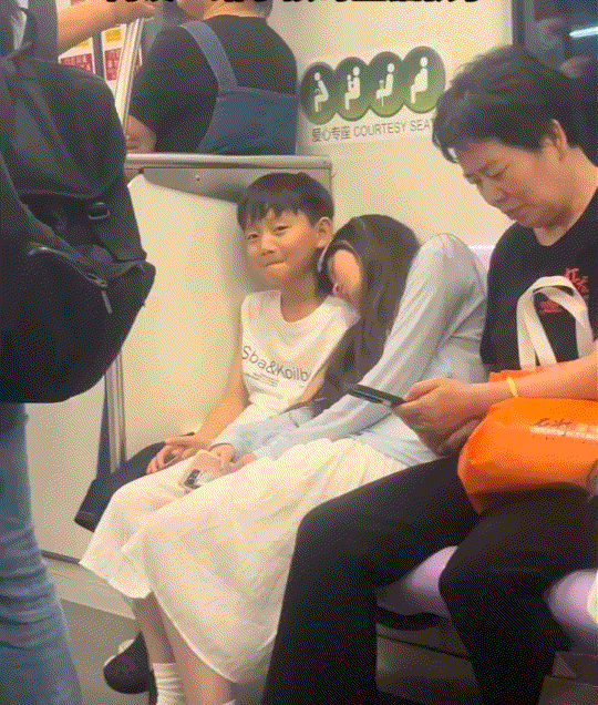 笑不活了！浙江，一妈妈带着儿子乘坐地铁，不料乘坐途中，儿子旁边的一个陌生小姐姐却