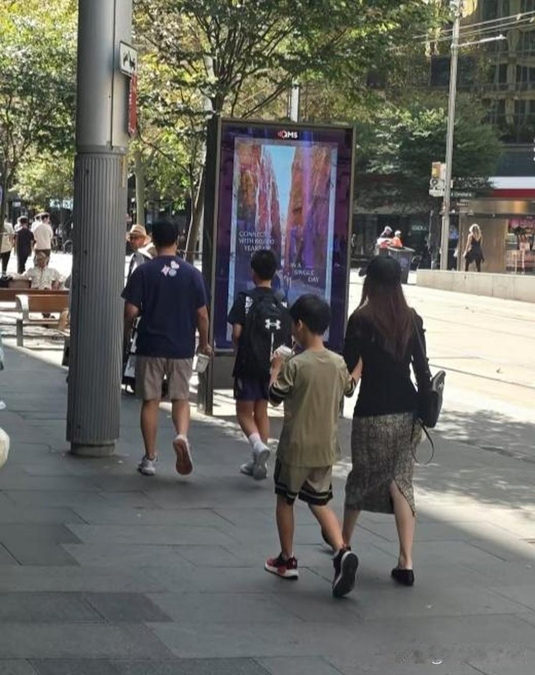 48岁侯佩岑和老公拉着俩儿子出现在悉尼街头。她穿开叉短裙，身材好得很，背影看着老
